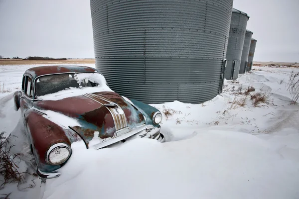 古色古香的废弃的汽车庞蒂亚克 — 图库照片
