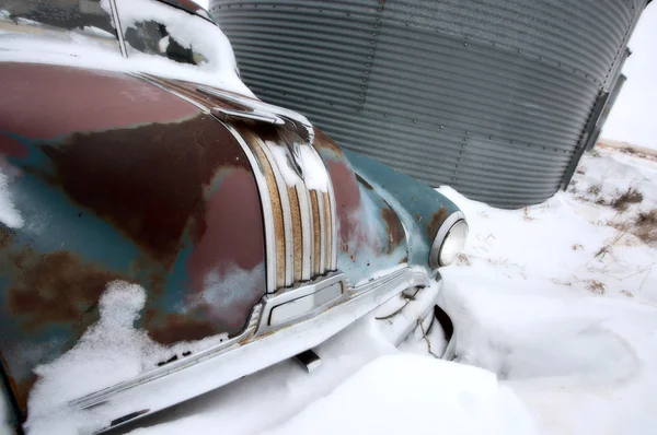 Антикварний покинутий автомобіль pontiac — стокове фото