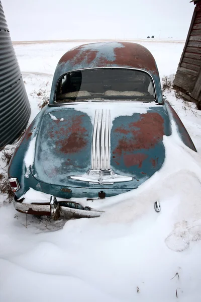 Антикварний покинутий автомобіль pontiac — стокове фото