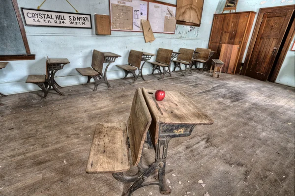 Abandonado escola casa maçã vermelha — Fotografia de Stock