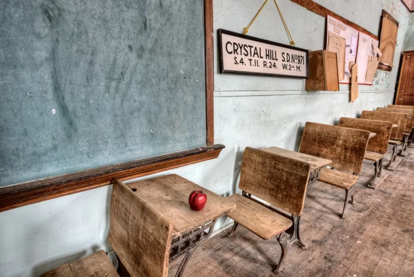 Opuszczony dom szkoły czerwony jabłko — Zdjęcie stockowe