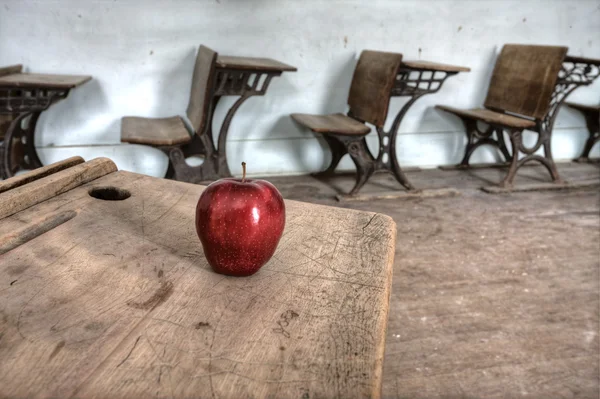 Opuštěné školy dům červené jablko — Stock fotografie
