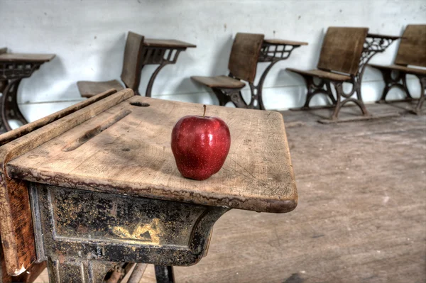 Покинутий шкільний будинок червоне яблуко — стокове фото
