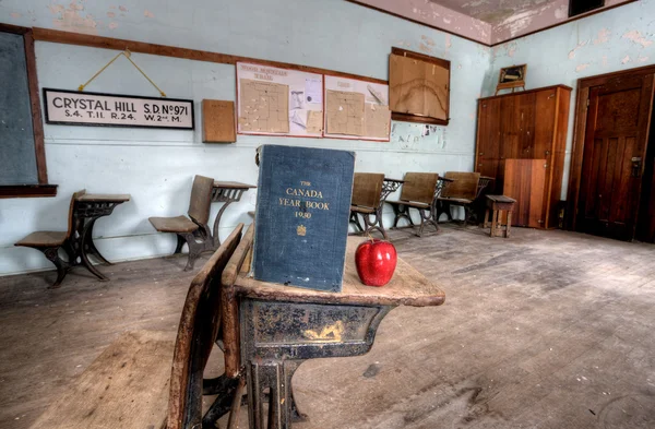 Abandonado escola casa maçã vermelha — Fotografia de Stock