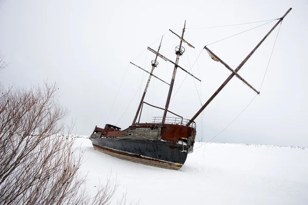 Old Abandoned rusty Sailboat — Stock Photo, Image