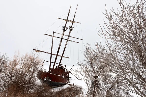 Eski terk edilmiş paslı yelkenli — Stok fotoğraf