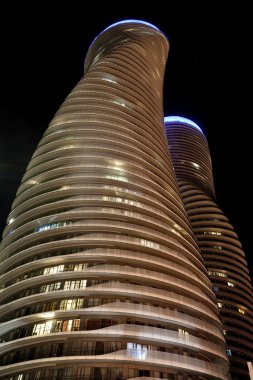 Mutlak Towers Mississauga Toronto gece fotoğraf