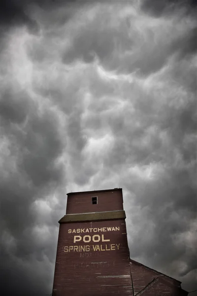 Fırtına bulutları Saskatchewan tahıl Asansör — Stok fotoğraf