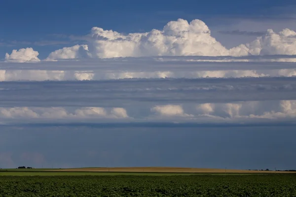 Fırtına bulutları kır gökyüzü — Stok fotoğraf