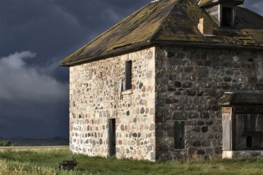 Fırtına bulutları kır gökyüzü taş ev