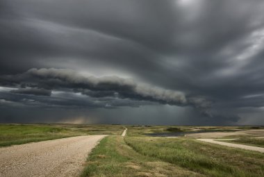 Fırtına bulutları kır gökyüzü