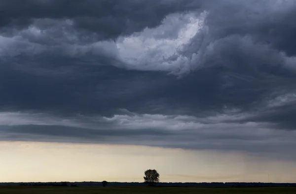 Burzowe chmury niebo Prairie — Zdjęcie stockowe