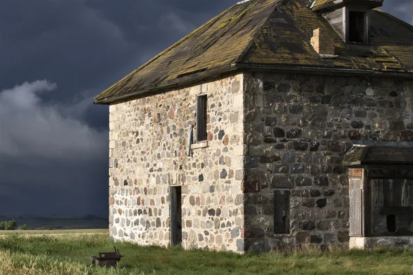 Fırtına bulutları kır gökyüzü taş ev