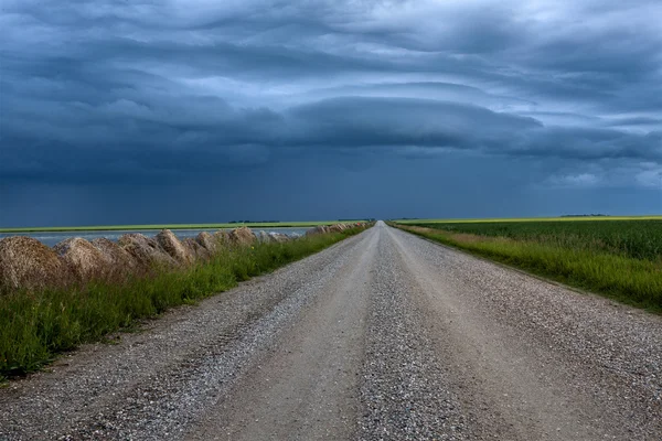 Fırtına bulutları kır gökyüzü