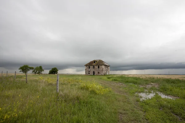 Storm Clouds Prairie Sky stone house — Stock Photo, Image
