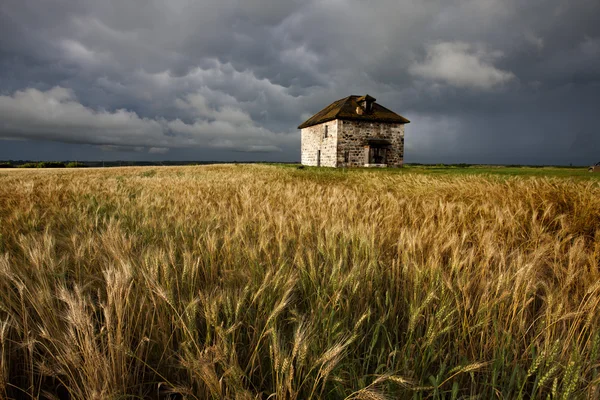 Storm wolken Prairie Sky stenen huis — Stockfoto