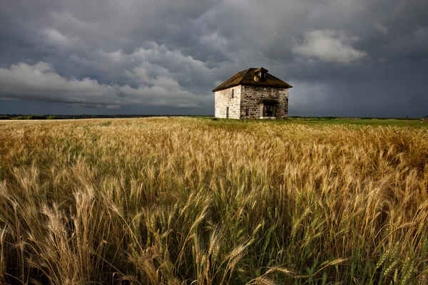 Nuvens de tempestade Prairie Sky Stone House — Fotografia de Stock