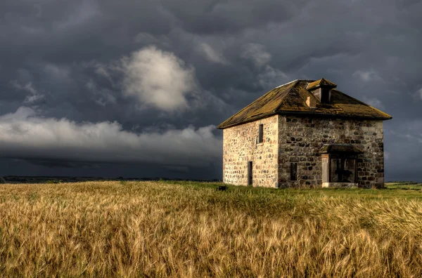 Fırtına bulutları kır gökyüzü taş ev — Stok fotoğraf