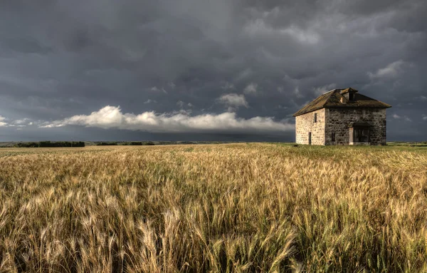 Storm wolken Prairie Sky stenen huis — Stockfoto