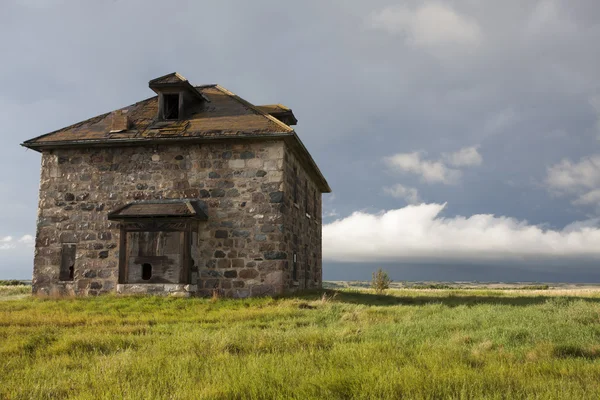 Storm wolken Prairie Sky stenen huis — Stockfoto