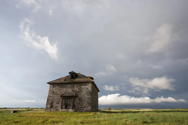 Storm Clouds Prairie Sky stone house — Stock Photo, Image