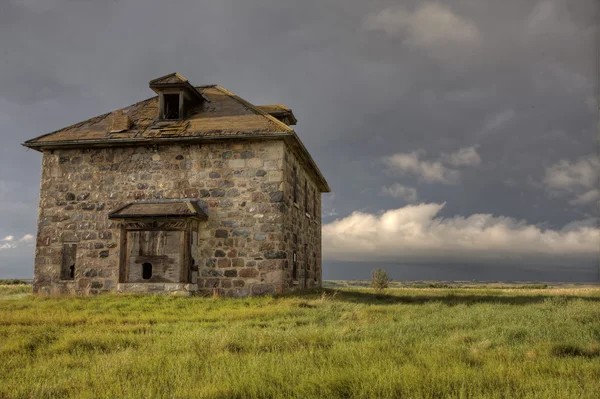 Bouřková mračna Prairie Sky kamenný dům — Stock fotografie