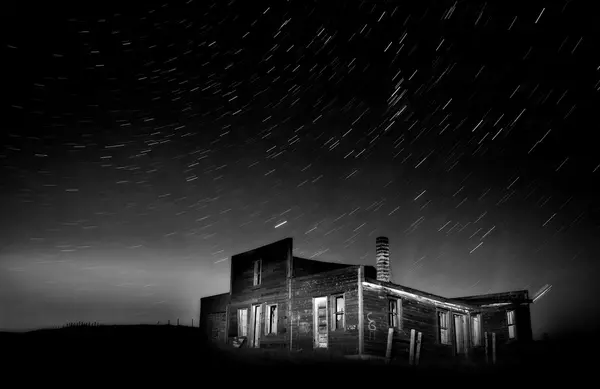 Star Trails φωτογραφίας νύχτα εγκαταλειφθεί κτίριο — Φωτογραφία Αρχείου