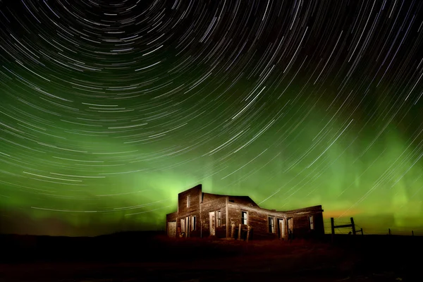 Northern Lights Kanada övergiven byggnad — Stockfoto