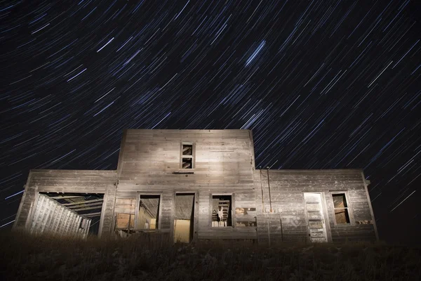 Εγκαταλειμμένο κτίριο και Star Trails — Φωτογραφία Αρχείου