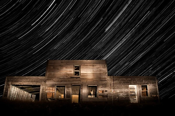 Edificio abandonado y Star Trails — Foto de Stock
