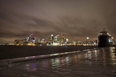 Toronto Polson Pier kış gecesi
