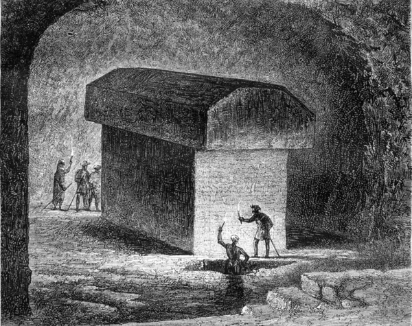 Tomb of an Apis ox in the Serapeum of Memphis, vintage engraving — Stock Photo, Image