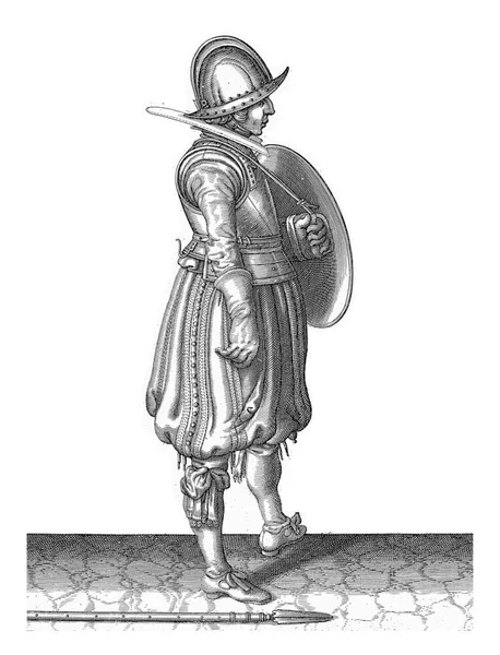 盾と槍を持つ演習 盾の準備ができている兵士と地面に彼の右足の横に槍 ヴィンテージ彫刻 — ストック写真