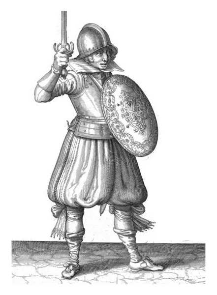 拿着盾牌和矛的练习 士兵用手拿着剑 刀刃的高度不比他的脸高 上面刻着古老的刻字 — 图库照片