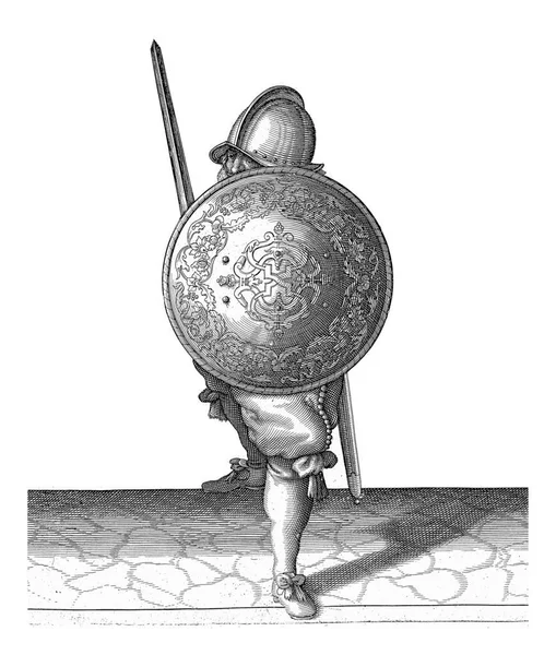 佩带盾牌和矛头的训练 士兵在防守位置上 一只脚向前迈 剑锋和盾牌在身体前面的膝盖上 刻有古老的铭刻 — 图库照片