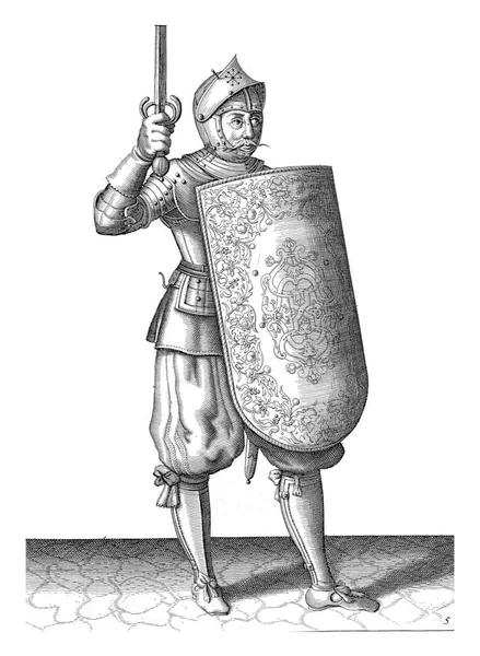 佩带防水布和剑的练习 士兵没有把拔出的剑保持在比他1618年的脸更高的位置上 — 图库照片