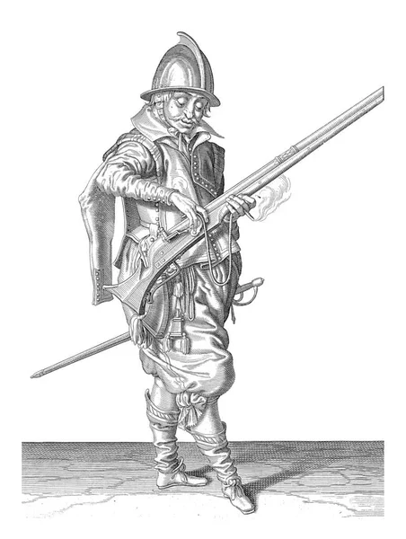 左撇子 左撇子右手拿着舵 一种特殊类型的火器 的一个全长的士兵 用左手刻有老式的字 — 图库照片