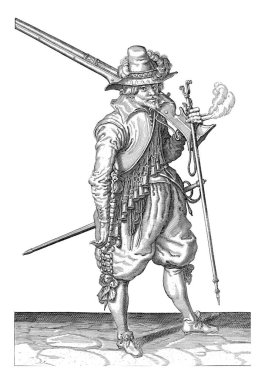 Tüfeğini sol omzuna takan ve sol elinde kürk mantarını tutan bir asker..