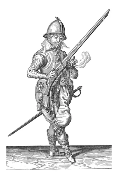 右の手で自分のラダーを保持ガーディアン兵士上方に傾き 彼の左の手にバレルをドロップし ヴィンテージ彫刻 — ストック写真