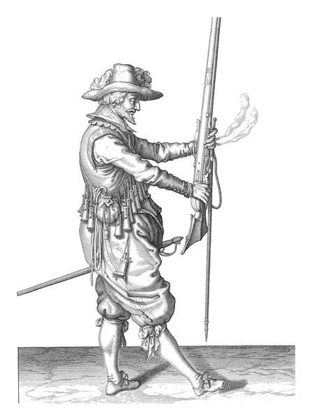 Voják Drží Svou Mušketu Vzpřímeně Oběma Rukama Před Sebou Archivní — Stock fotografie
