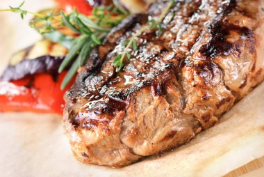 Kabak ve biber ızgara biftek