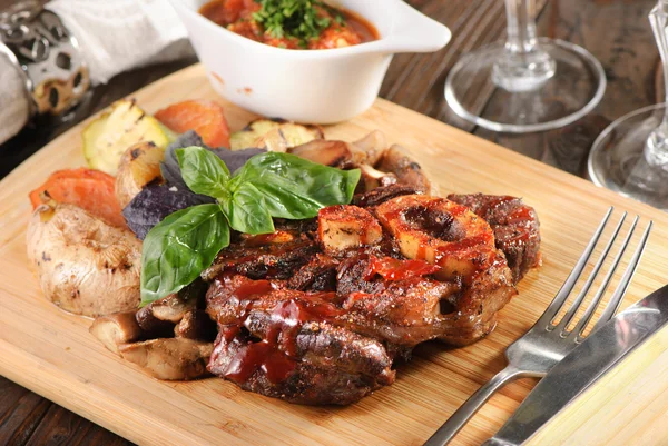 Bife de osso com batatas — Fotografia de Stock