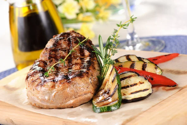 Bife grelhado com abobrinha e pimentão — Fotografia de Stock