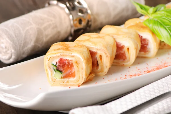 Rotolo di pancake con salmone — Foto Stock