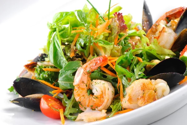 Fresh salad with seafood — Stock Photo, Image