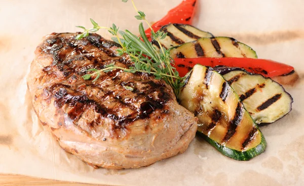 Gegrilltes Steak mit Zucchini und Paprika — Stockfoto