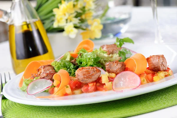 Салат з м'ясом та овочами — стокове фото