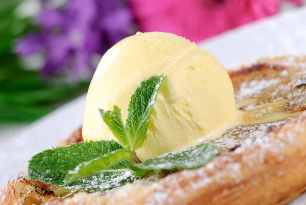 Tart with ice cream — Stock Photo, Image