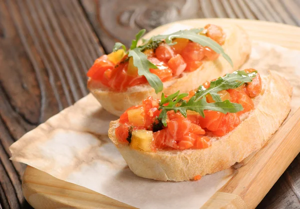 Bruschetta com salmão — Fotografia de Stock