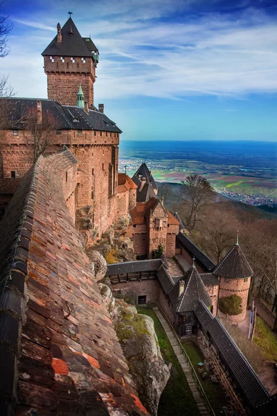 Alsace Fransa 'daki Haut-Koenigsbourg eski ortaçağ şatosunun tepesinden bak.
